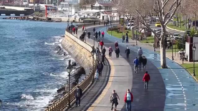 Vatandaşlar güneşli havanın tadını çıkarıyor