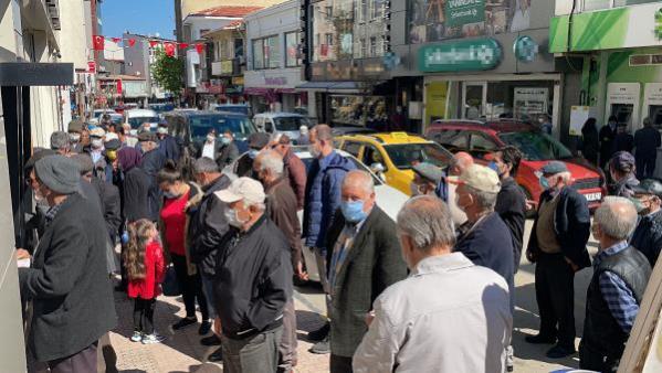 EDİRNE KEŞAN’DA KISITLAMA SONRASI BANKA VE ATM’LERİN ÖNÜNDE UZUN KUYRUK