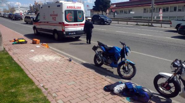 Yaralı motosiklet sürücüsüne ilk müdahaleyi çarptığı ambulansın personeli yaptı