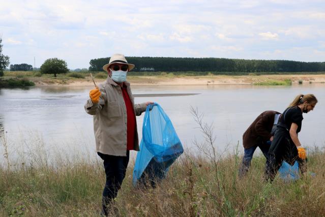 Çevreciler Meriç Nehri kenarında onlarca torba dolusu çöp topladı