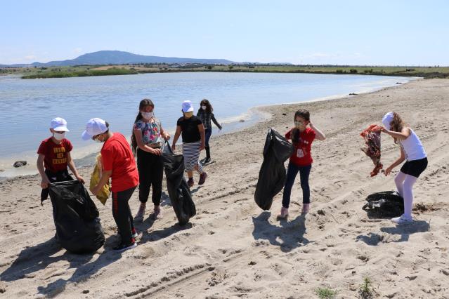 Edirne’de sulak alanlarda temizlik yapan çocuklar çevreye duyarlı olunması mesajı verdi