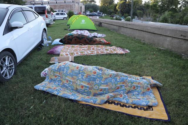 Kırkpınar Yağlı Güreşleri’ni izlemeye gelenler, yüksek otel fiyatları nedeniyle geceyi ‘Bedava Palas’ta geçiriyor