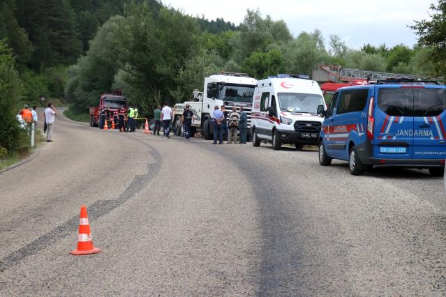 Bolu’da, şarampole devrilen tırın sürücüsü hayatını kaybetti