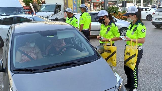 Tek tek araç sürücülerine hayat kurtaracak kuralları hatırlattı