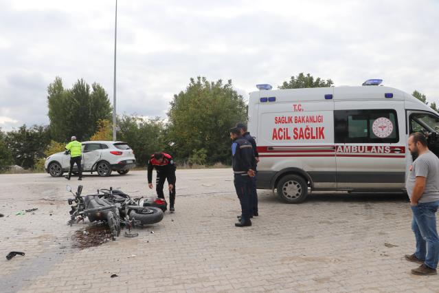 Motosikletli polis memuru, olay yerine giderken geçirdiği trafik kazasında yaralandı