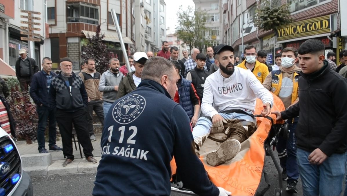 Koşarak yanına gidip yumruk attığı kişinin bıçaklı saldırısına uğradı: O anlar kamerada