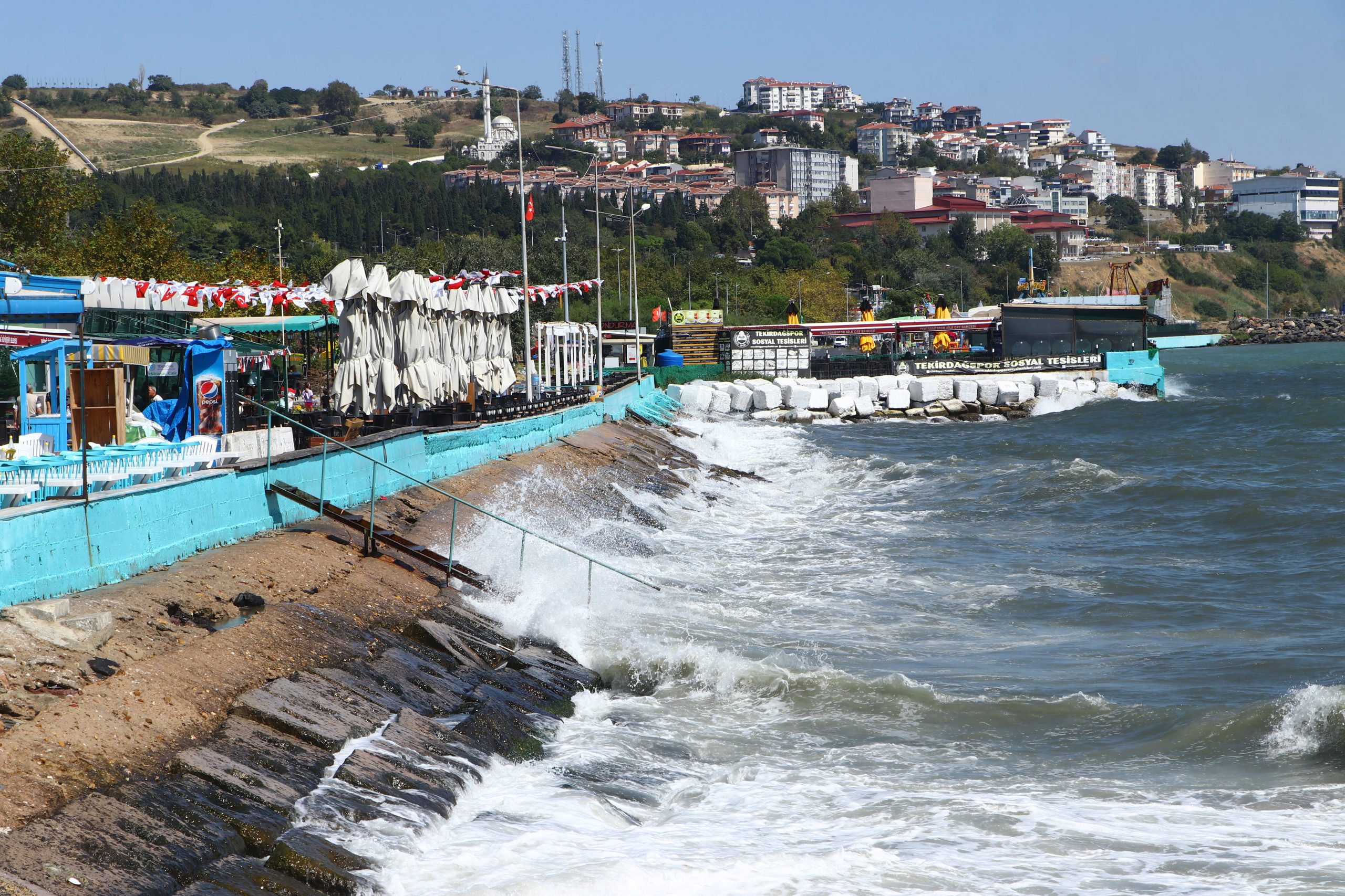 Tekirdağlı balıkçılar denize açılmak için poyrazın dinmesini bekliyor