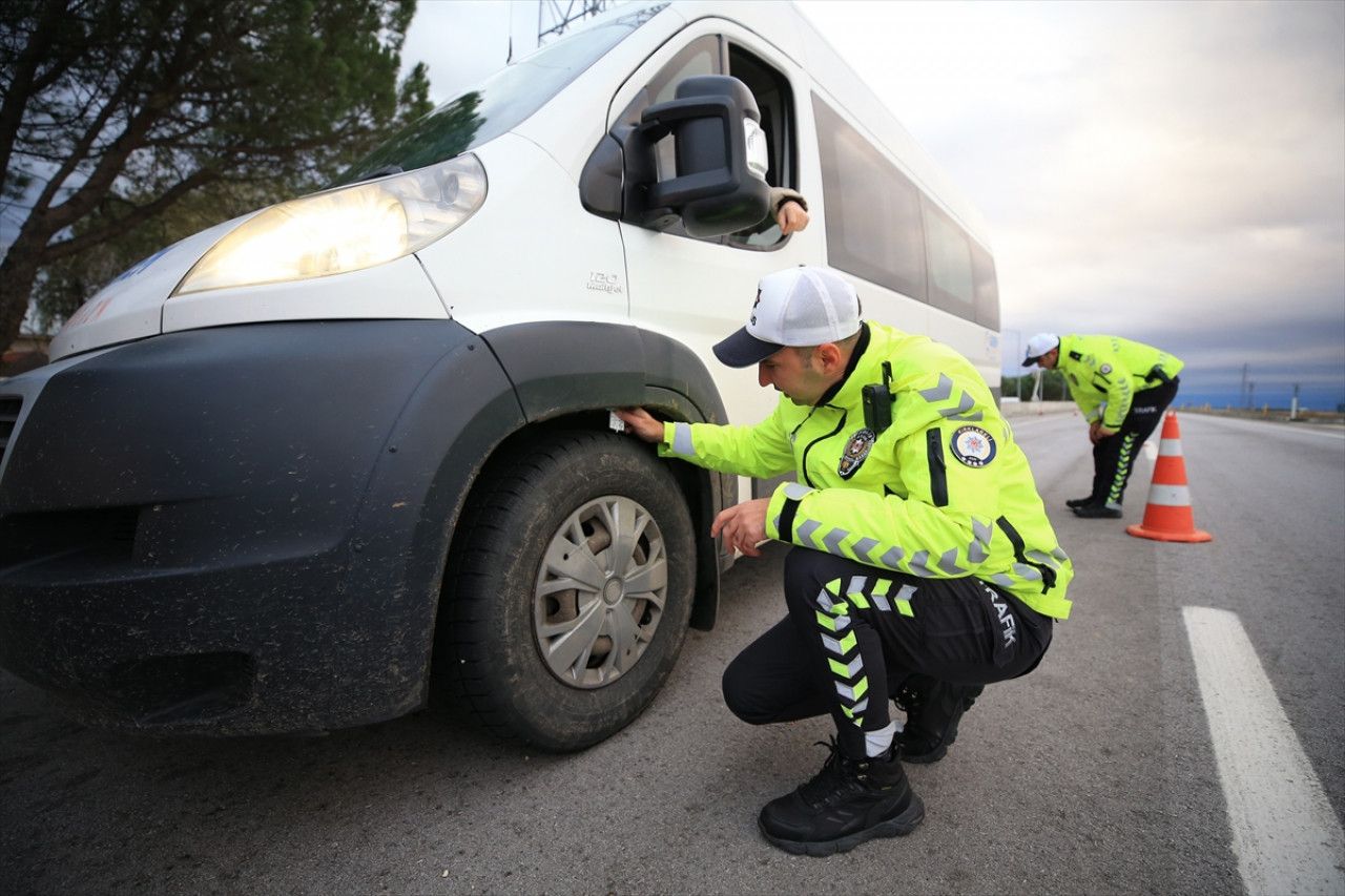 Trakya’da trafik ekipleri ticari araçlarda “zorunlu kış lastiği” denetimi yaptı