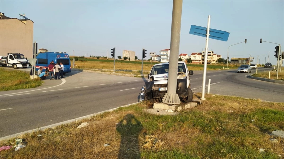 Tekirdağ Saray’da Hafif Ticari Araçla Otomobil Çarpıştı: 4 Yaralı