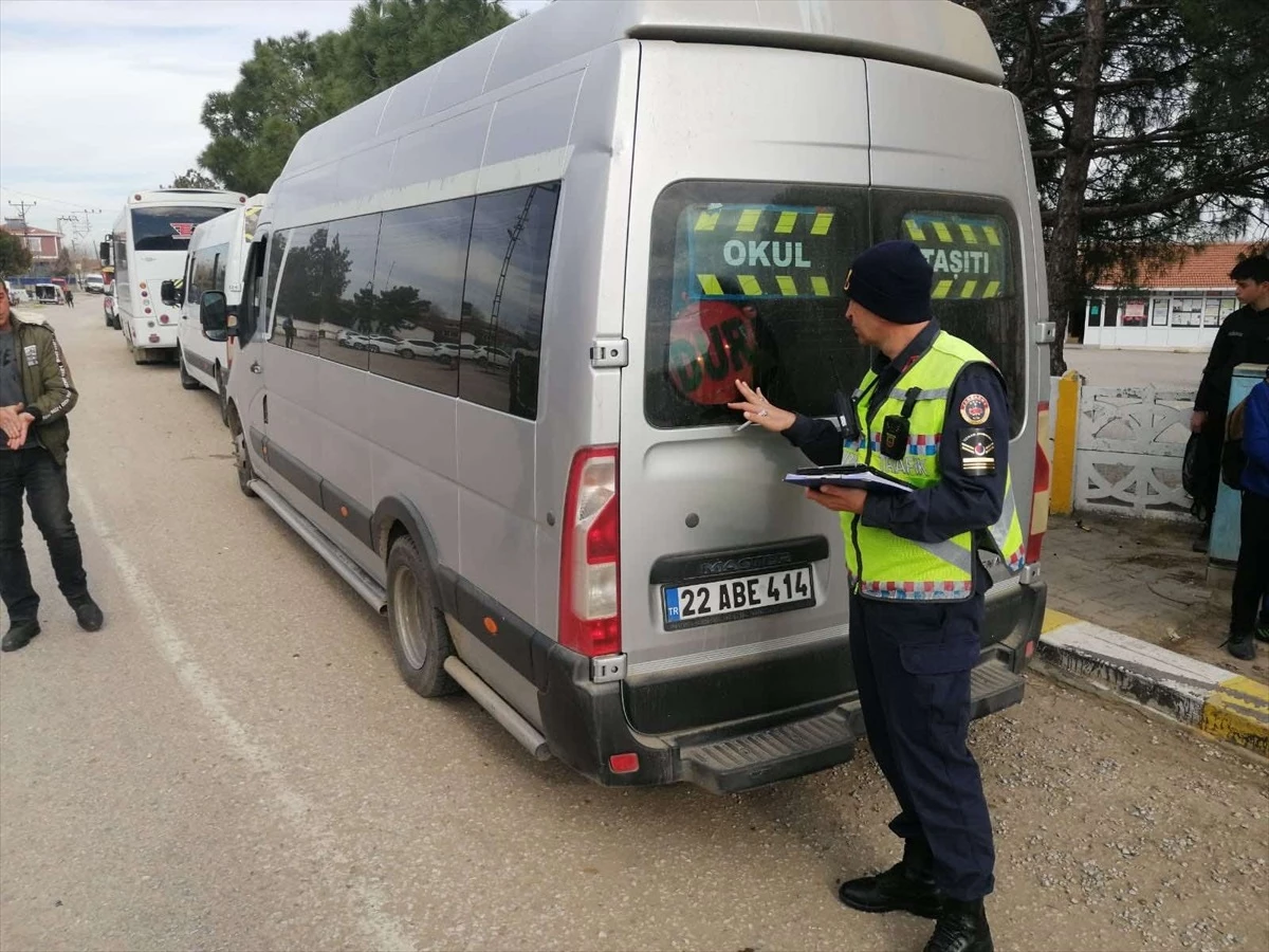 Edirne’de jandarma ekipleri okul servislerini denetledi