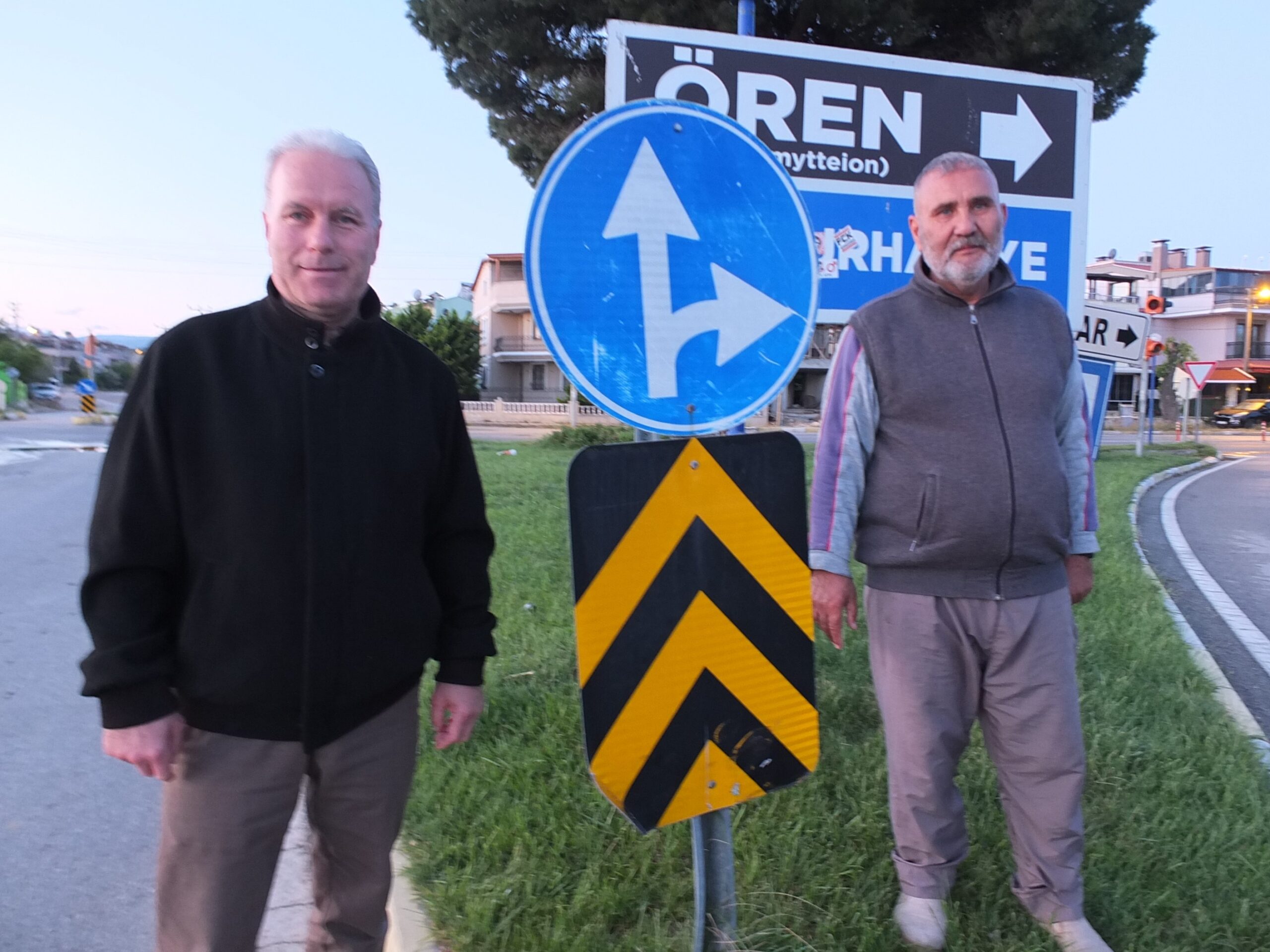 Burhaniye’deki Mecburi Yön Levhası Kafa Karışıklığına Yol Açıyor