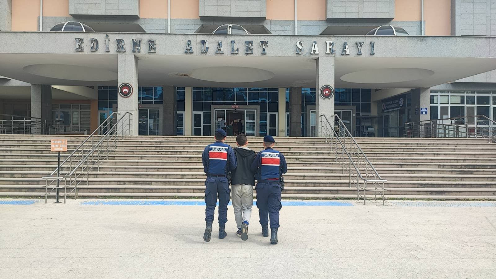 Edirne’nin Uzunköprü İlçesinde Göçmen Kaçakçılığından Aranan Şüpheli Yakalandı