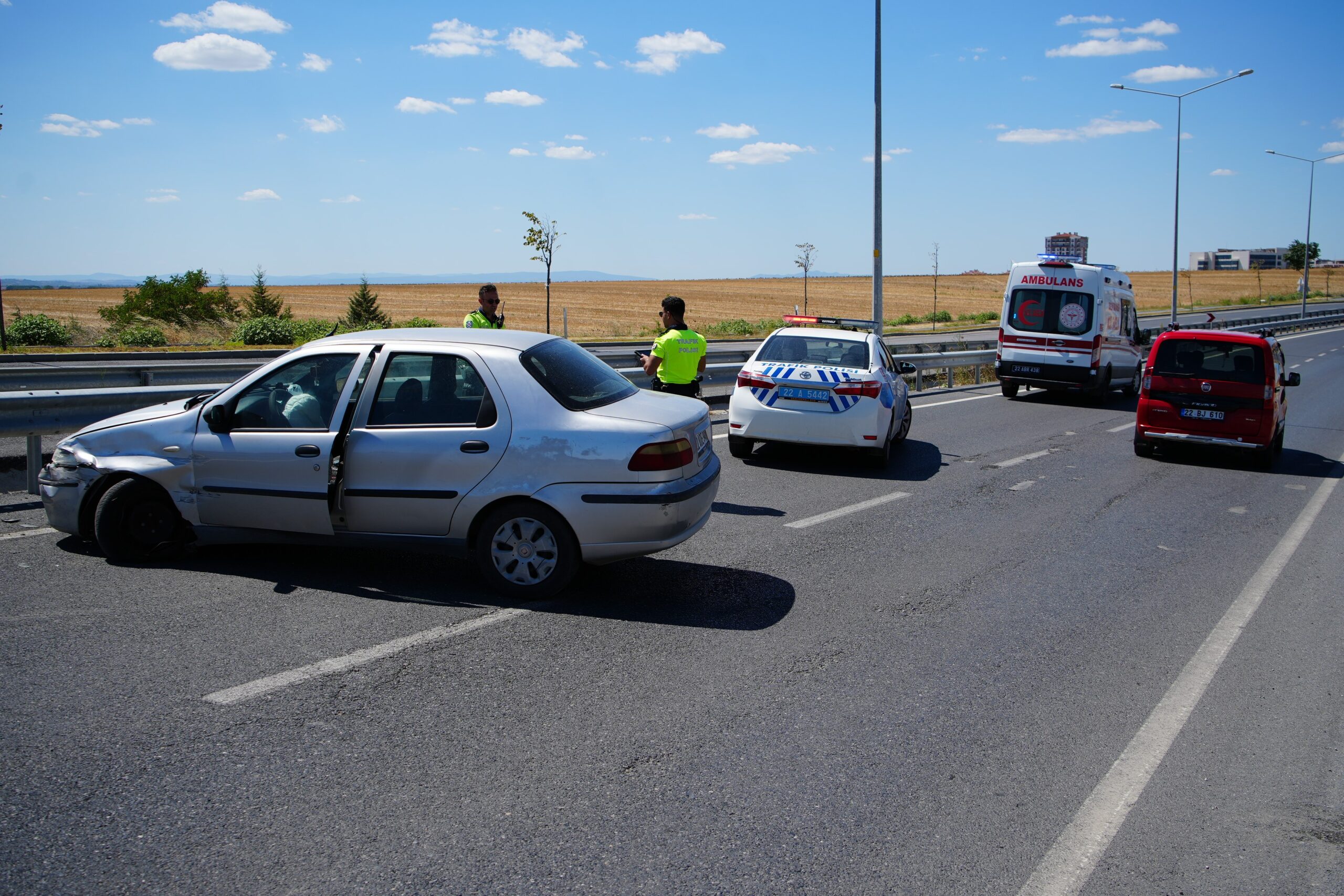 Edirne’de Trafik Kazası: Bariyerlere Çarpan Araçta 2 Yaralı