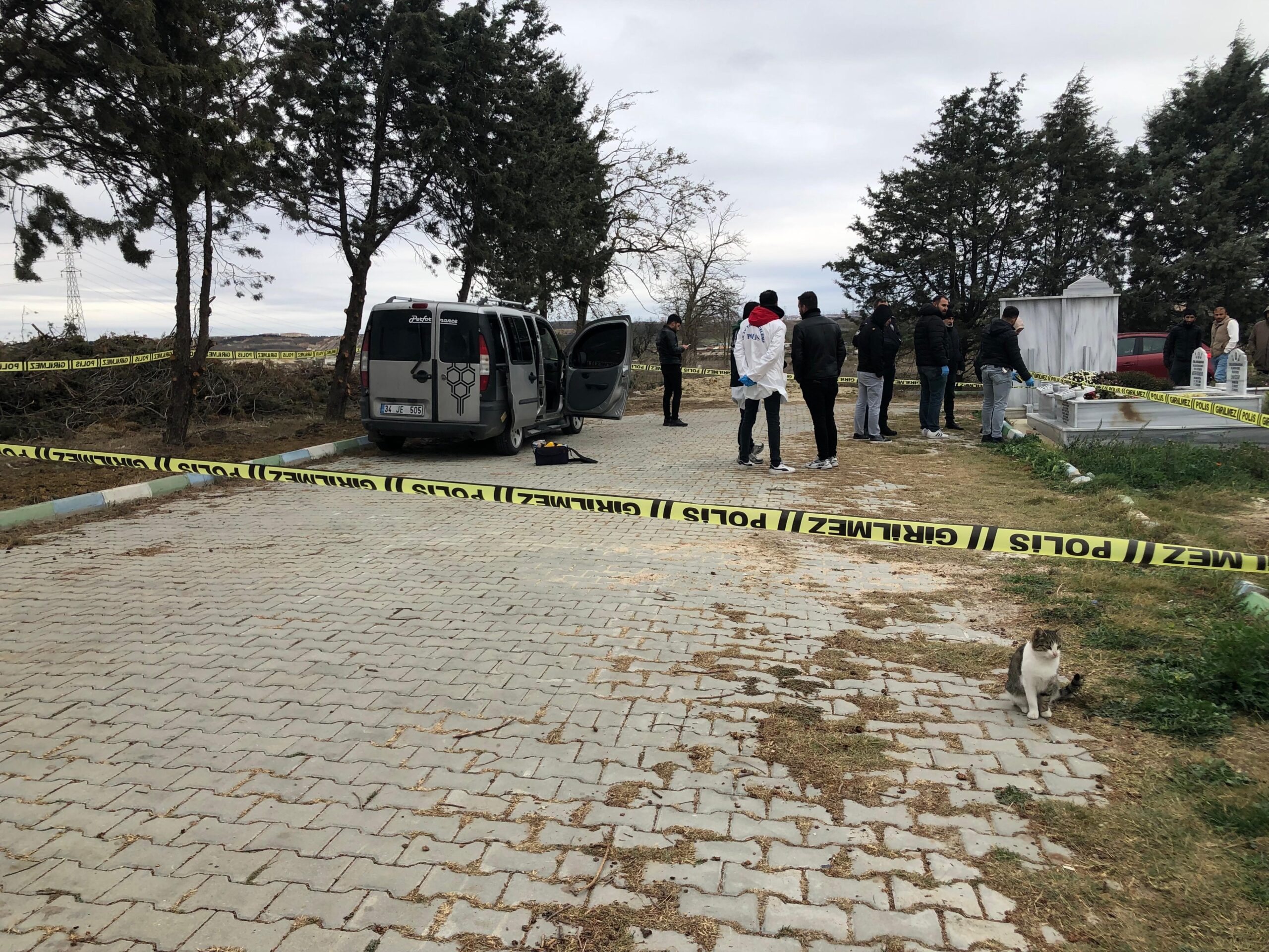 Tekirdağ’da Mezarlıkta Park Halindeki Araçta 2 Kişi Ölü Bulundu