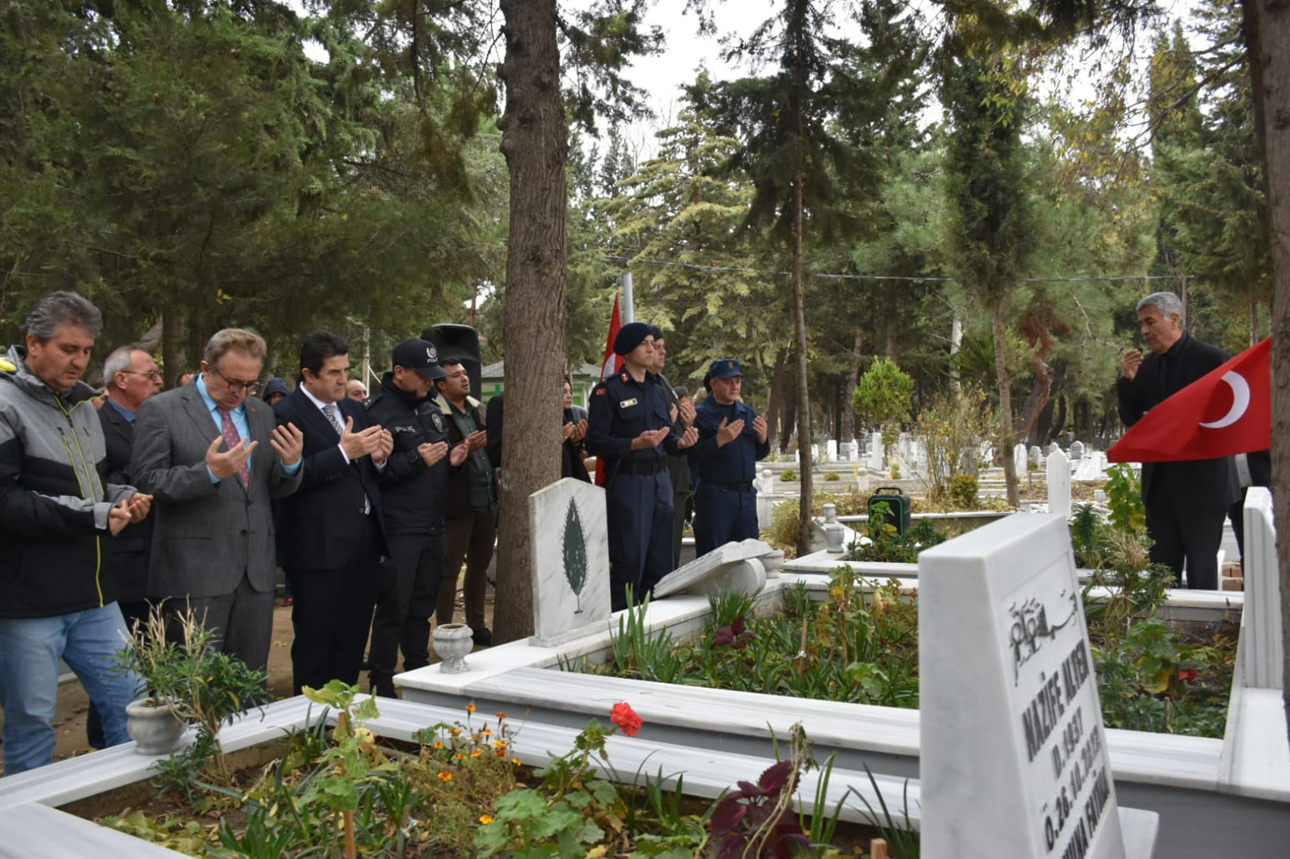 Şehit öğretmen Neşe Alten ve babası kabirleri başında anıldı