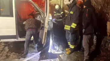 Freni Boşalan Minibüs Yangın Çıkardı