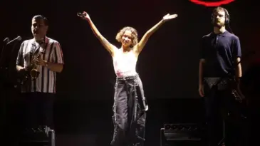 Kiraz Festivalinde Zeynep Bastık ve Yüksek Sadakat