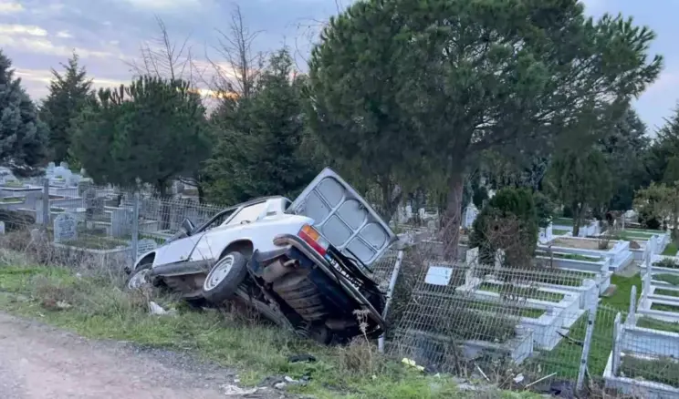 Çorlu’da Alkollü Sürücü Mezarlığa Daldı