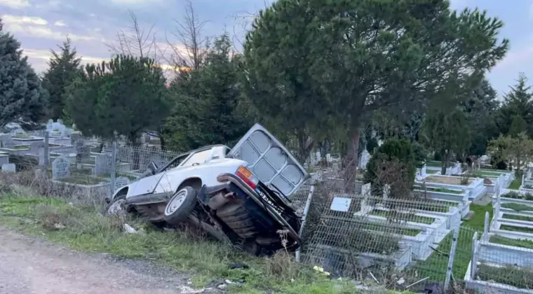 Çorlu’da Alkollü Sürücü Mezarlığa Daldı