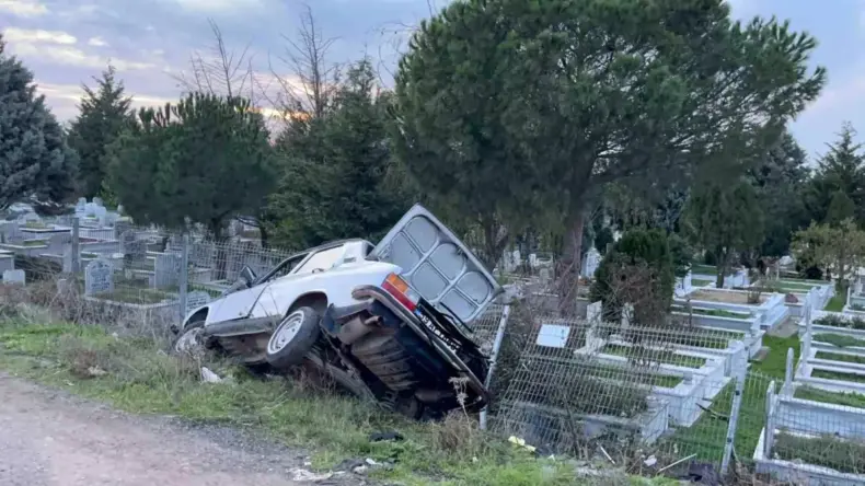 Çorlu’da Alkollü Sürücü Mezarlığa Daldı