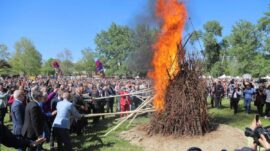 Kakava ateşi, binlerce kişinin katılımıyla yakıldı